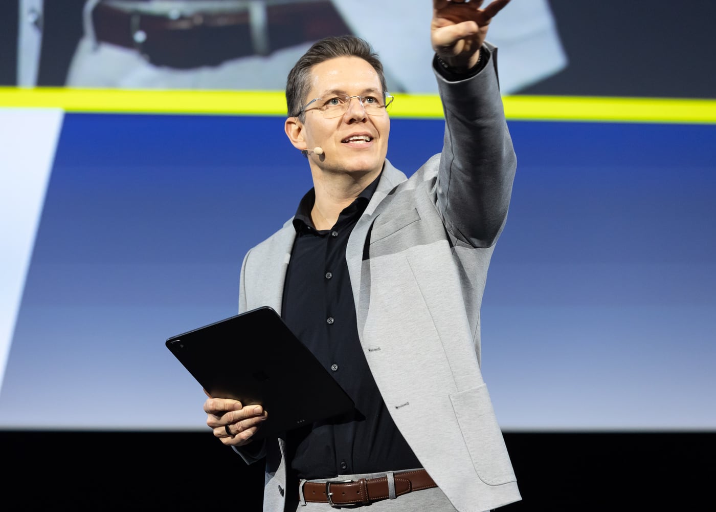Markus Roth bei einer Keynote mit Mikrofon
