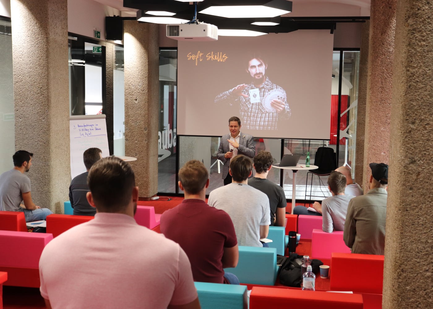 Markus Roth bei einem Workshop mit Teilnehmerinnen und Teilnehmern