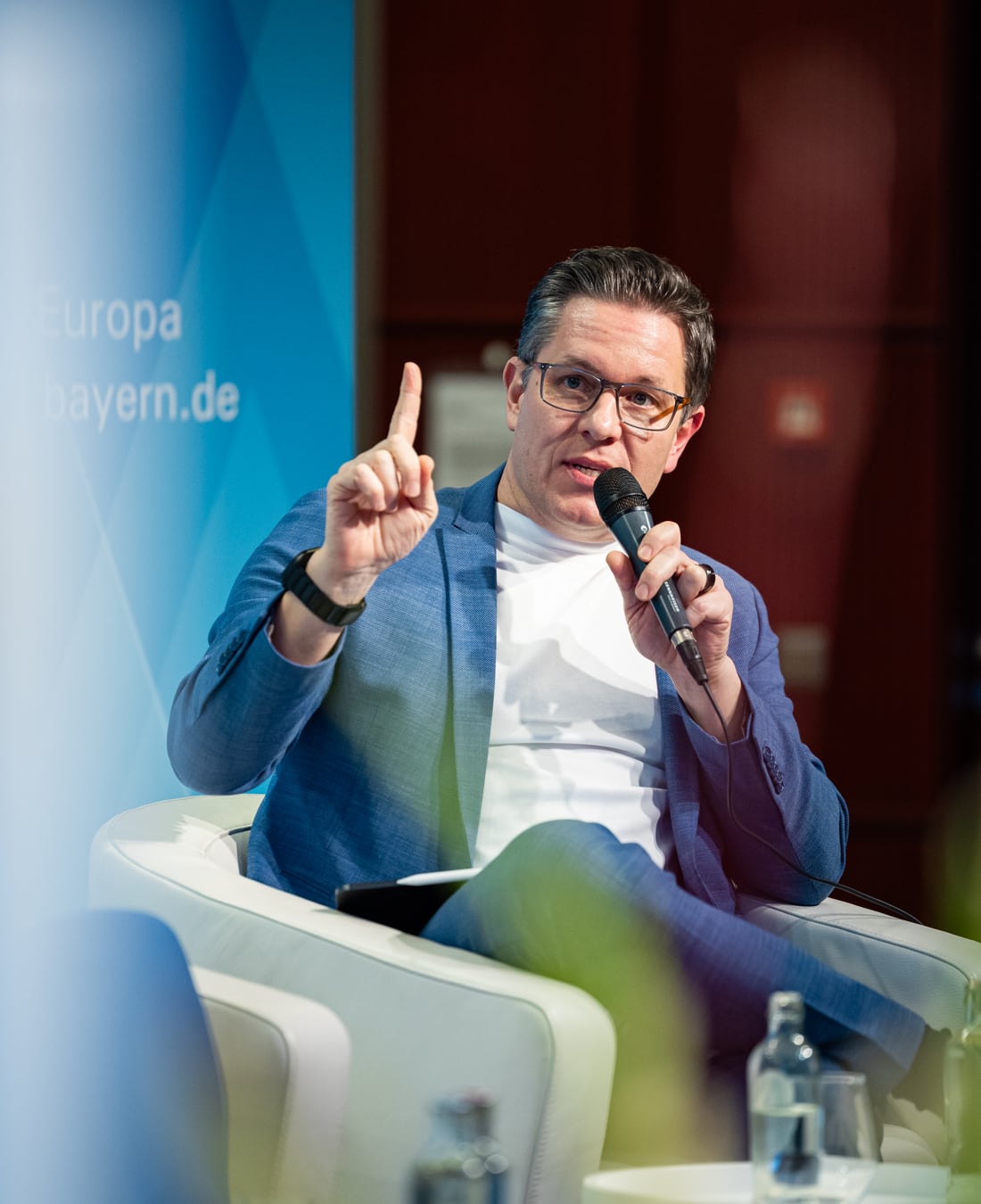 Markus Roth bei einer Podiumsdiskussion über Wirtschaft und Standort
