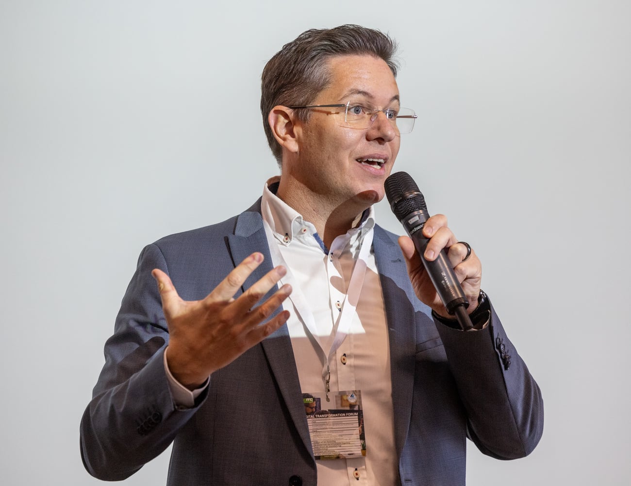 Markus Roth erklärt ein technologisches Thema im Gespräch
