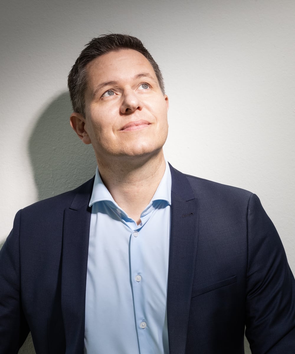 Markus Roth in einem nachdenklichen Porträt
